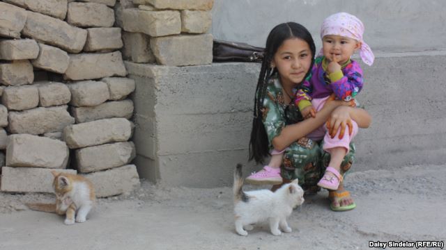 دختر اوزبک تبار در اوش، 2005، جلوی خانه ویران شده اش
