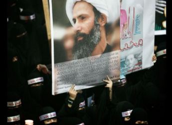 در یک تظاهرات که در سال 2012 بدنبال قتل سه روحانی شیعه در عربستان سعودی صورت گرفت، یکی از معترضین عکس روحانی شیعه دیگر، شیخ نیمر النمر را نشان میداد